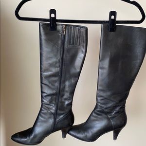 Knee-high boots with kitten heel